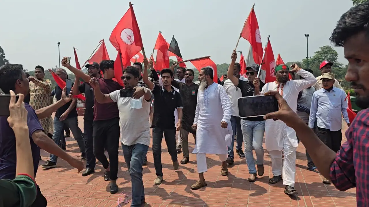 স্মৃতিসৌধে ‘জয় বাংলা,স্লোগান,পিটুনির পর পুলিশে