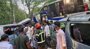 লোহাগাড়ায় বাস-মাইক্রোর সংঘর্ষে নিহত ৭
