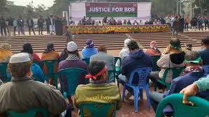 শহীদ মিনারে চাকরিচ্যুত বিডিআর সদস্যদের অবস্থান