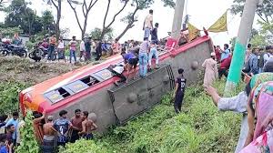 ফরিদপুরে নিয়ন্ত্রণ হারিয়ে বাস খাদে,নিহত ৫