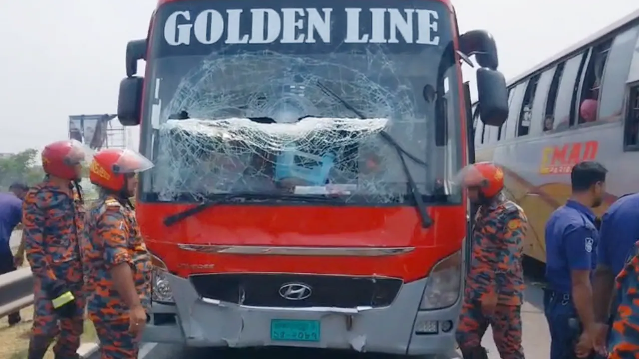 মুন্সীগঞ্জের নিমতলায় অ্যাম্বুলেন্সে বাসের ধাক্কা, নিহত ৫