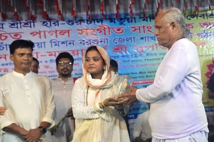 শ্রীশ্রী হরি-গুরুচাঁদ মতুয়া মন্দির  দিনা মন্ডলকে স্মারক প্রদান