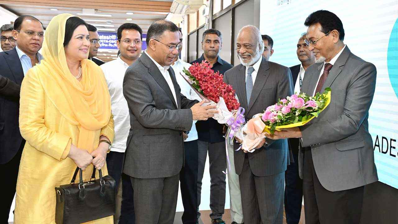 যুক্তরাষ্ট্র সফর শেষে দেশে ফিরলেন প্রধানমন্ত্রী